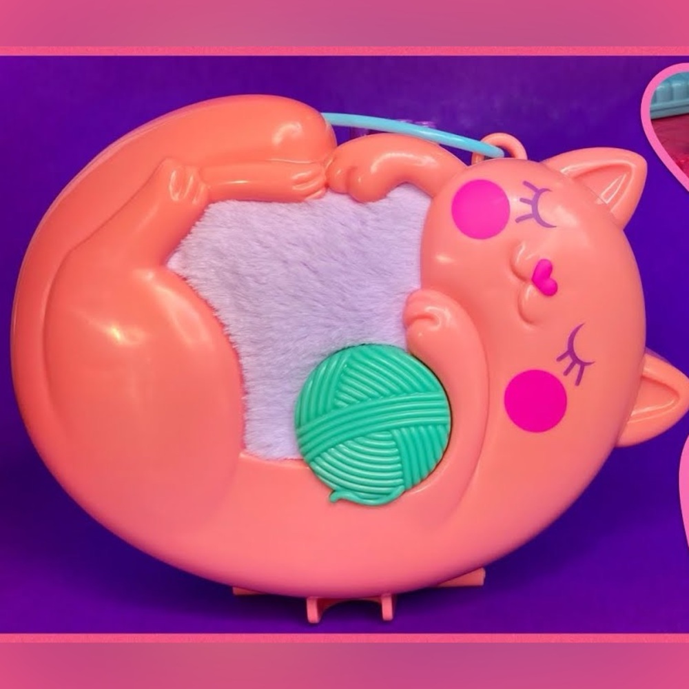 GIFTED Polly Pocket Veterinarian Toy Purse Cats Figure with Yarn Ball